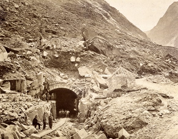 Tunnel Travaux du St Gothard a Goeschenen : percement d un tunnel. Photographie anonyme vers 1880. Credit : Collection KHARBINE-TAPABOR. *** Tunnel Works of the Gotthard in Goeschenen Tunnel Anonymous ...