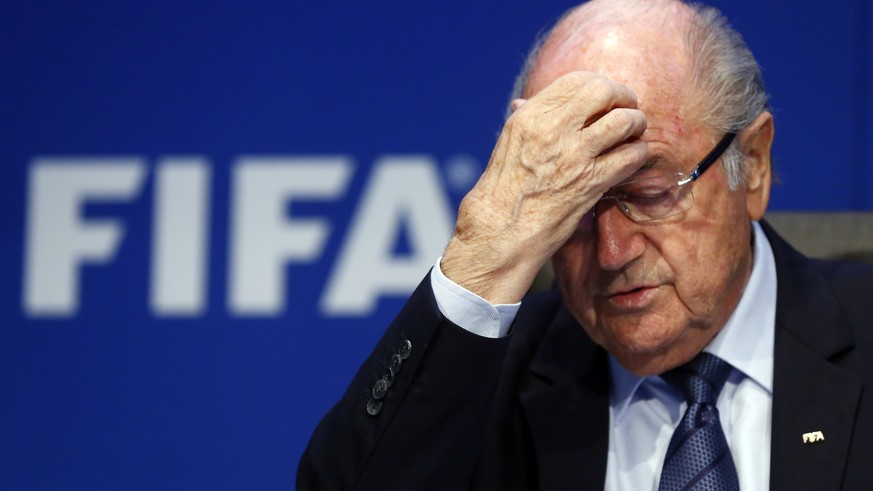 Soll nach den jüngsten Vorwürfen suspendiert werden: FIFA-Chef Blatter steht das Wasser bis zum Hals.<br data-editable="remove">