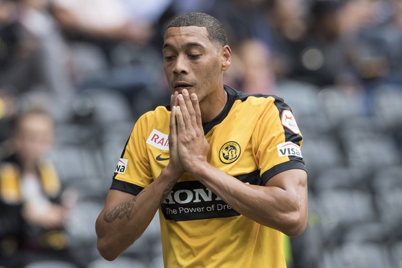 YBs Guillaume Hoarau aus Frankreich verlaesst verletzt das Spielfeld im Fussball Super League Spiel zwischen den Berner Young Boys und Lausanne Sport, am Samstag, 20. August 2016, im Stade de Suisse i ...