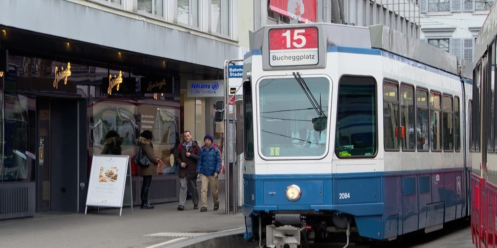 Kaum wieder in Fahrt, wird die Tramlinie 15 wieder eingestellt. Grund dafür ist ein massiver Personalengpass. Zurzeit fehlen den VBZ wegen Krankheitsausfällen rund 120 Vollzeitstellen. Pendler sind we ...