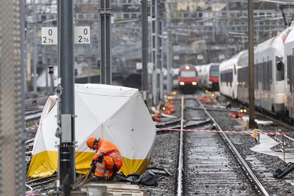 KEYPIX - Un ouvrier travaille a reparer des cables ce lundi 16 fevrier 2026 a la gare de Lausanne. Suite a l'incendie d'une quarantaine de cables, le trafic ferroviaire est interrompu entre  ...