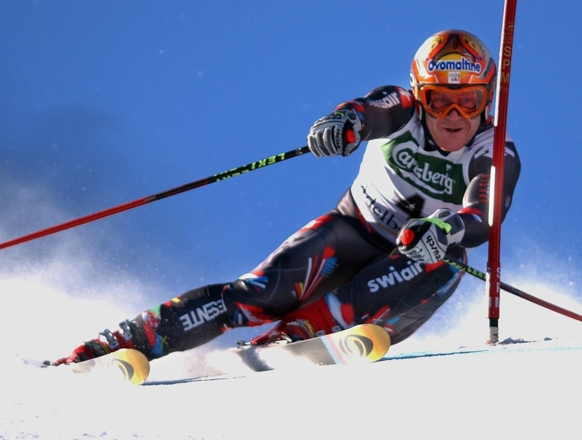 Swiss ski racer Didier Cuche clears a gate during the men's ski World Cup Giant Slalom, Saturday, January 5, 2002 in Adelboden, Switzerland. Cuche won at a total time of 2:23.99 minutes. (KEYSTON ...