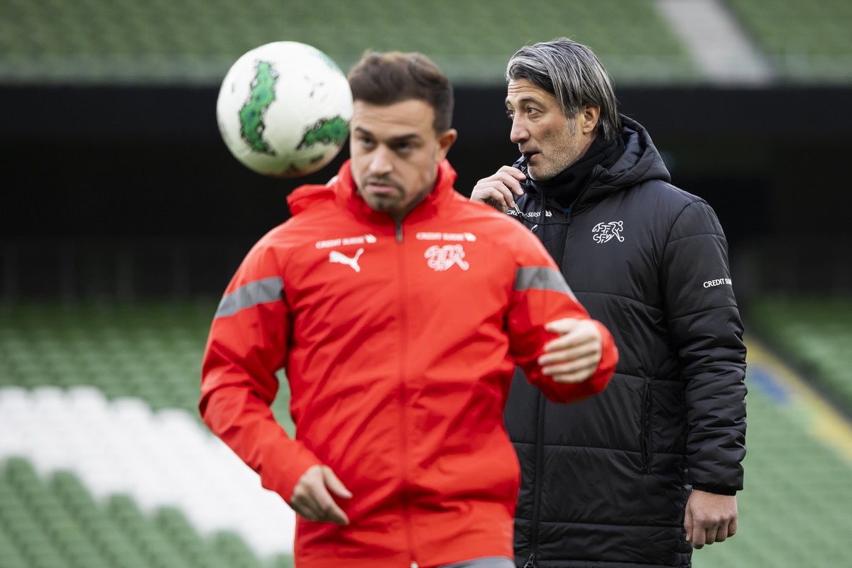 Switzerland's head coach Murat Yakin, back and his player Xherdan Shaqiri during a training session one day ahead of the international friendly soccer match between Ireland and Switzerland at the ...