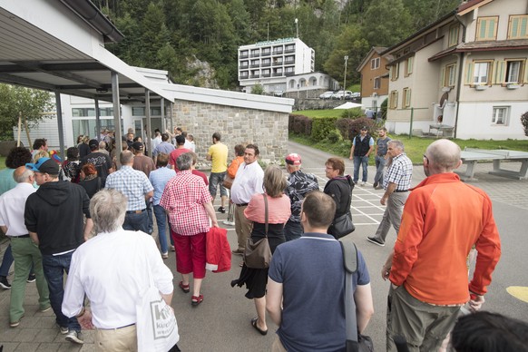 Gegen 400 Seelisberger besuchen eine Infoveranstaltung ueber eine geplante Asylunterkunft, am Donnerstag 4. August 2016, in der Turnhalle von Seelisberg, Kanton Uri. Aus Protest verlassen viele Besuch ...