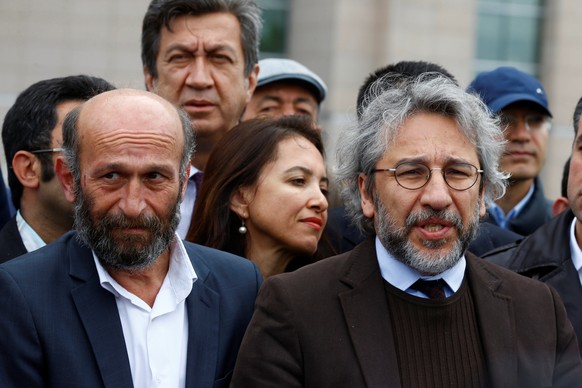 Dündar vor der Urteilsverkündung.