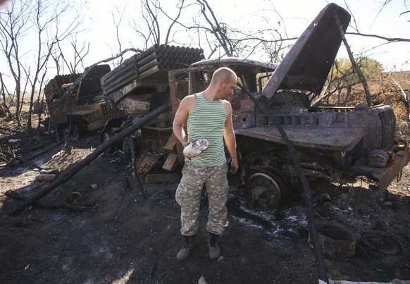 Ein ukrainischer Soldat inspiziert eine kürzlich bombardierte Stellung in der umkämpften Region Lugansk.