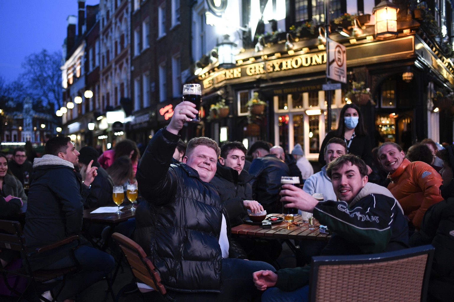 In London feiern die Menschen die seit Mitte April geöffneten Terrassen der Pubs. 