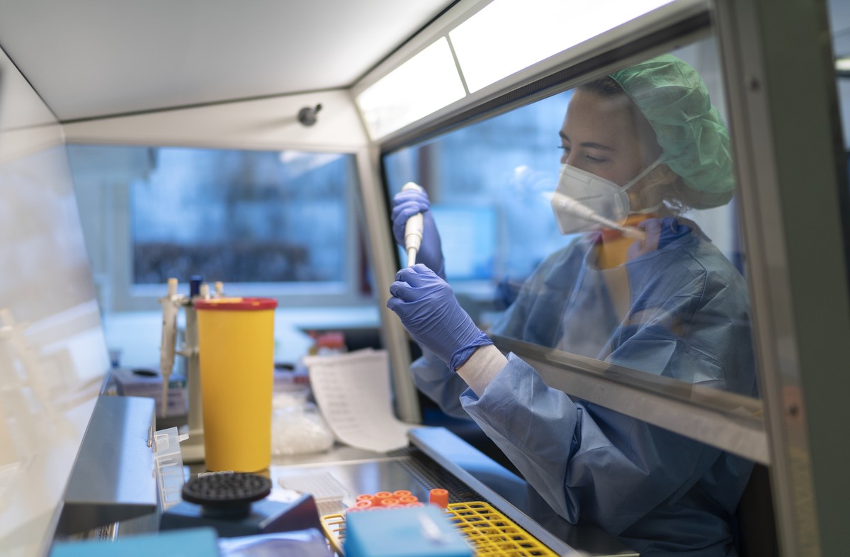 Pipettieren von Corona-Proben durch eine Labor-Mitarbeiterin, am Dienstag, 2. Februar 2021, im Zentrallabor Stadtspital Triemli in Zuerich. (KEYSTONE/Gaetan Bally)