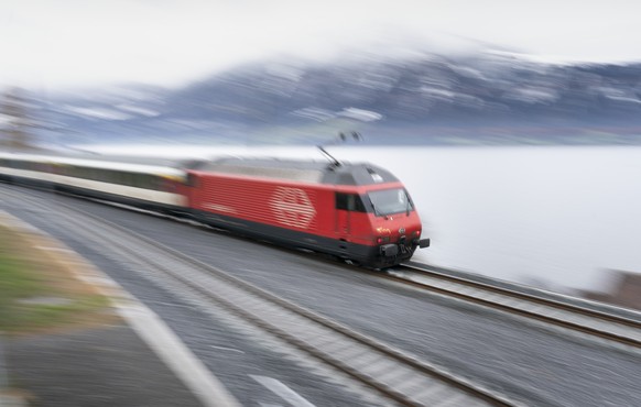 Ein SBB Zug faehrt auf der neuen Doppelspur-Strecke zwischen Arth-Goldau und Zug, am Sonntag, 13. Dezember 2020, in Walchwil. (KEYSTONE/Gaetan Bally)