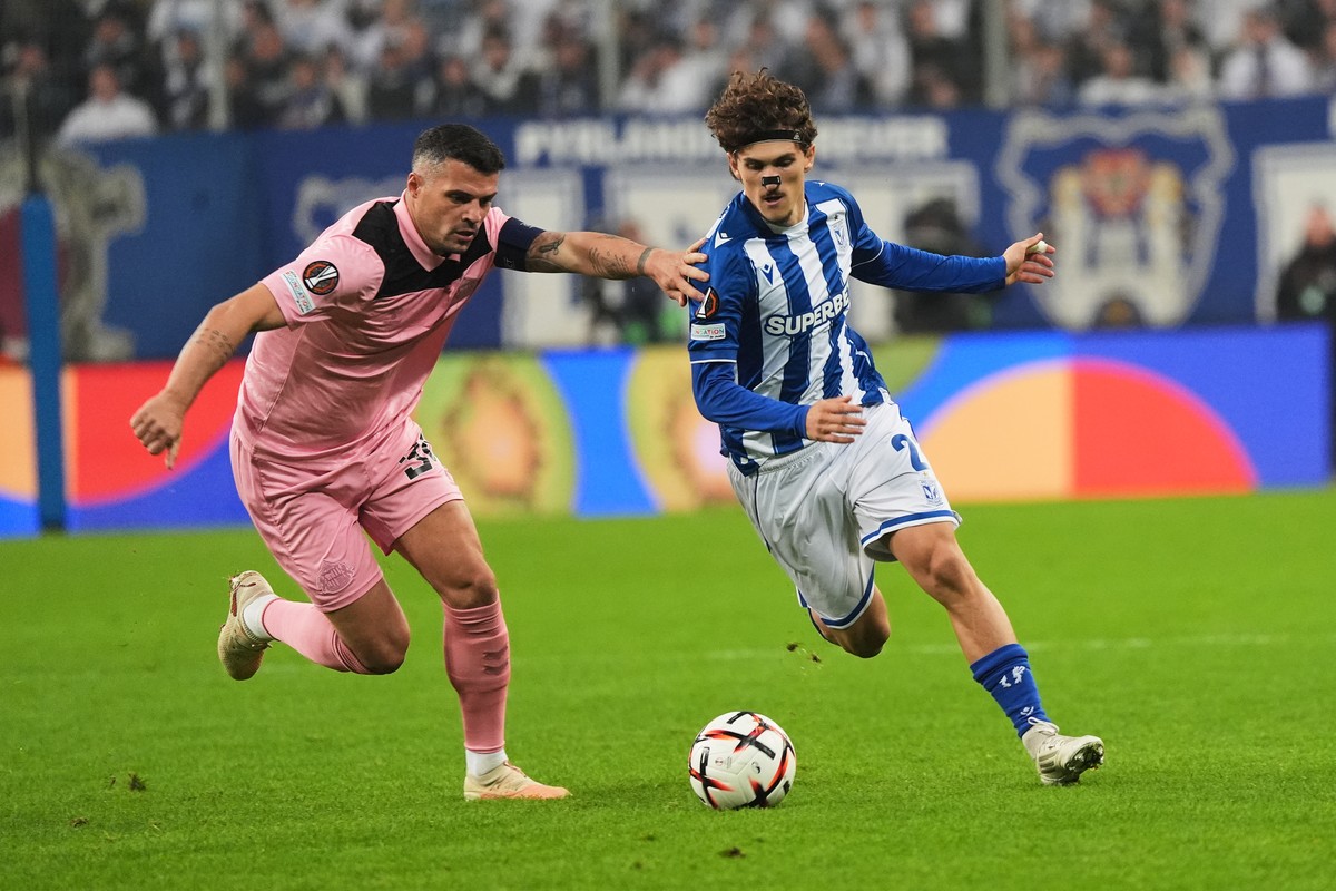 Lech Poznan's Pablo Rodriguez, right, and Sunderland's Granit Xhaka challenge for the ball during the Europa League opening phase soccer match between Lech Poznan and Sunderland in Poznan, P ...