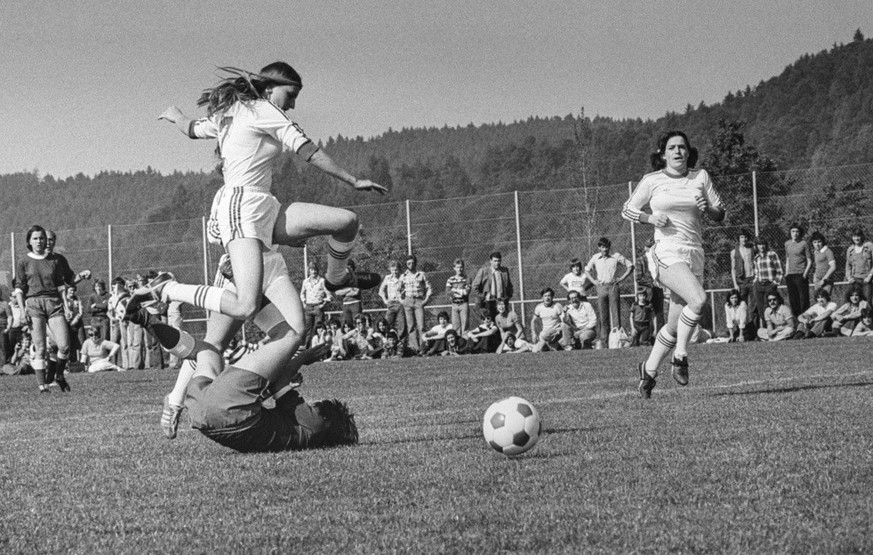 Eine Aarau-Spielerin ueberspringt im ersten Cupfinal im Schweizer Cup der Frauen eine Spielerin von Sion, aufgenommen am 7. Juni 1976 in Willisau. Die Frauen des FC Sion gewinnen den Final gegen den F ...
