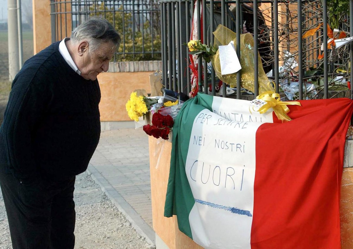 Mourners have placed flowers and a flag in front of the house of deceased Marco Pantani's parents in Cesenatico on Monday, 16 February 2004. The passing away of Italian hero Marco Pantani follows ...