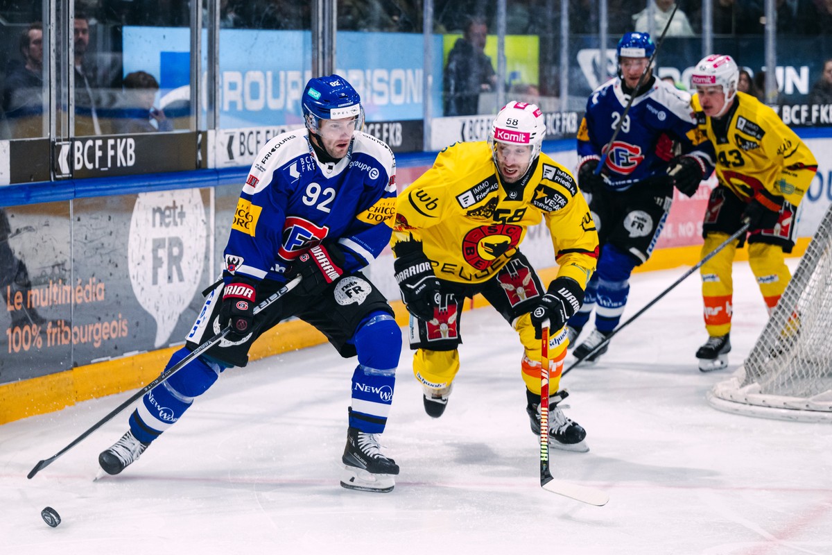 Linden Vey (HCFG), gauche, lutte pour le puck avec Romain Loeffel (SCB), droite, lors du match du championnat suisse de hockey sur glace de National League entre le HC Fribourg-Gotteron, HCFG, et le S ...