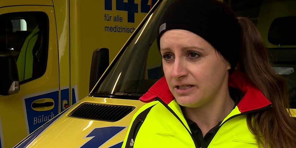 Den Rettungsdiensten des Notrufs 144 fehlen Arbeitskräfte. Seit der Corona-Pandemie hat sich der Fachkräftemangel zunehmend verschärft. Deshalb fordert der Berufsverband des Rettungsdienst-Personals r ...