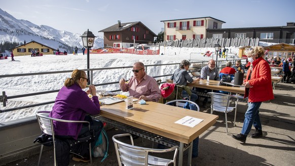 Die Terrasse des Berg Restaurant Klewen Stube im Skigebiet Klewenalp oberhalb von Beckenried im Kanton Nidwalden, am Freitag, 26. Februar 2021. Die sechs Kantone, die bislang trotz anderslautender Bes ...