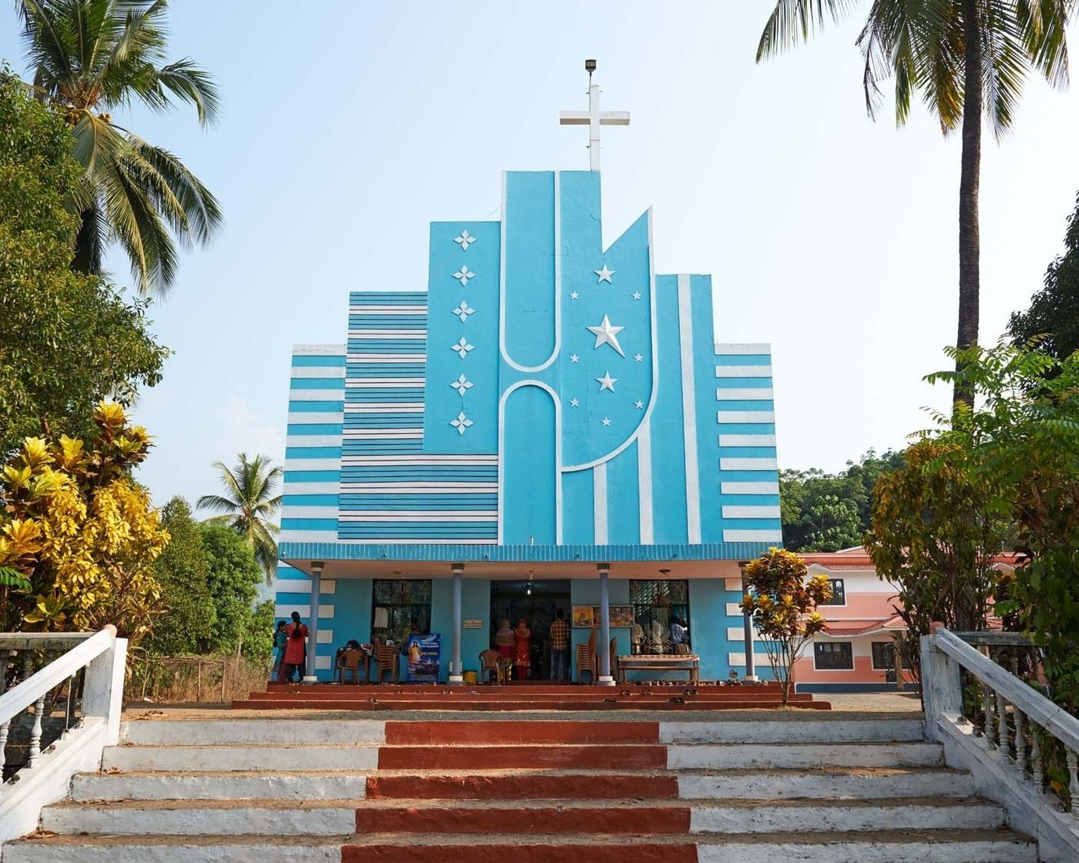 Hybrid Modernism. Churches in Kerala
2014- 2016



Nach der Unabhängigkeit im Jahr 1947 wollte sich die indische Kirche vom historisierenden Baustil der Kolonialherren differenzieren und nahm moderne  ...