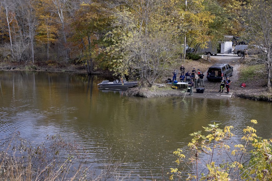 epa10943322 Law enforcement personnel use an underwater robot to search the waters of the Sabattus and Androscoggin rivers, two days after a mass shooting, in Lisbon, Maine, USA, 27 October 2023. A ma ...
