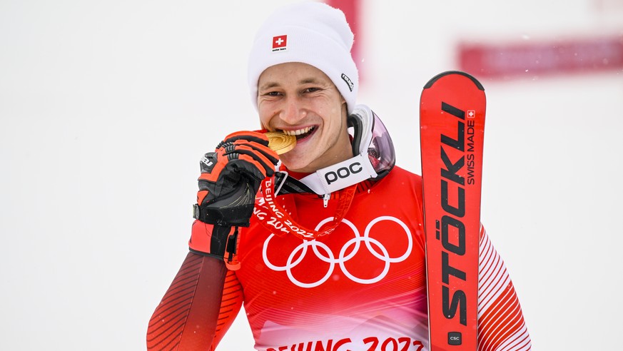 epa09751911 Gold medalist Marco Odermatt of Switzerland celebrates during the victory ceremony of the men&#039;s Alpine Skiing giant slalom race at the 2022 Olympic Winter Games in Yanqing, China, 13  ...