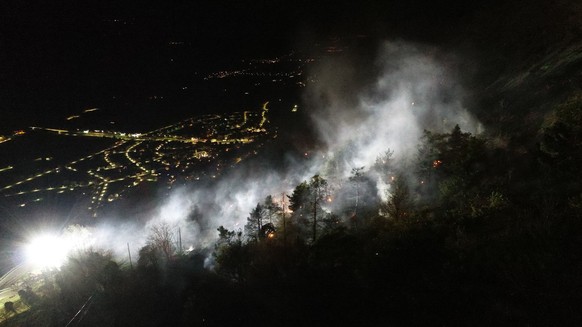 Die Feuerwehr bekaempft einen Waldbrand bei Hohtenn VS an der Loetschberg-Suedrampe, am Samstag, 26. Maerz 2022. Der Bahnverkehr zwischen Goppenstein und Ausserberg wurde eingestellt. Ein Grossaufgebo ...