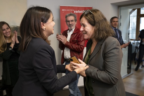 Franziska Roth, SP-SO, gewaehlte Staenderaetin, rechts, freut sich mit Farah Rumy, gewaehlte Nationalraetin, links, ueber seine Wiederwahl nach dem 2. Wahlgang zu den Staenderatswahlen des Kantons Sol ...