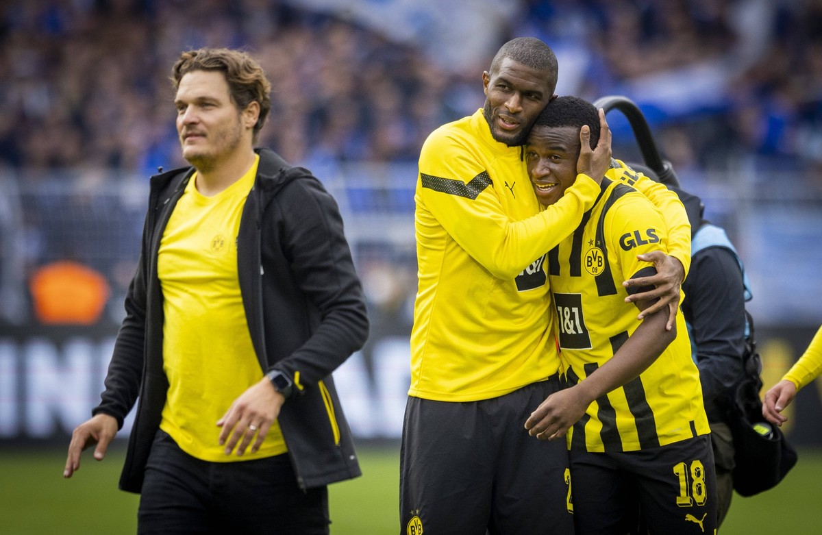 Schlussjubel: Trainer Edin Terzic BVB, Anthony Modeste BVB, Youssoufa Moukoko BVB Borussia Dortmund - FC Schalke 04 17.09.2022, Fussball Saison 2022/23 Foto: Moritz M�ller *** Final cheer coach Edin T ...