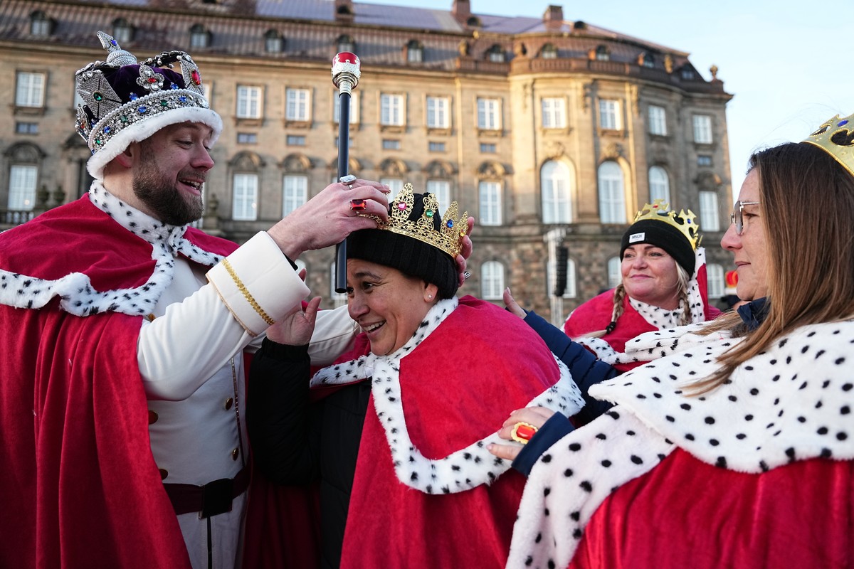 Dressed as king and queens Rene Jensen, Charlotte Moeller, Karina Achton and Maria Falk arrive at the Christiansborg Castle square in Copenhagen, Denmark, Sunday, Jan. 14 2024. Denmark's Crown Pr ...