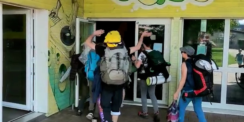 Ohne elektronische Geräte, nur mit Karten und Kompass ausgerüstet, standen sechs Jugendliche aus Küssnacht am Rigi vor einer Herausforderung: Ausgesetzt auf einer Alp in Engelberg galt es, innert vier ...