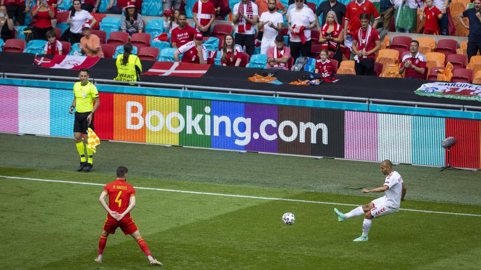 Bunte Bandenwerbung im Achtelfinal Wales – Dänemark.