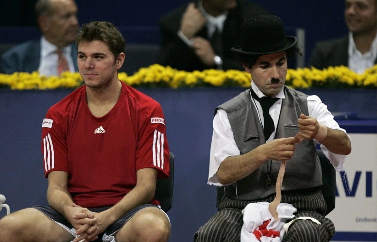 Dans le cadre d'un match de démonstration organisé au profit de l'association «Menschen für Menschen», Stan Wawrinka prend place aux côtés de Charlie Chaplin à Bâle.
