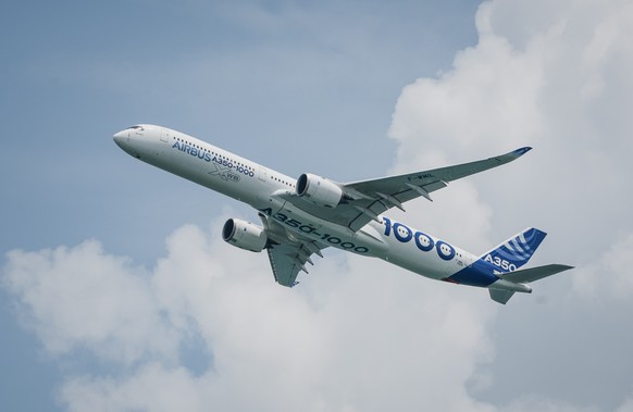 epa09757867 The Airbus A350-1000 performs at the Singapore Airshow (SA2022) in Singapore, 15 February 2022. The Singapore Airshow is Asia&#039;s largest airshow and takes place from 15 to 18 February  ...