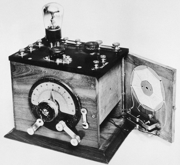 Radio-Empfangsgeraet aus der Fruehzeit des Mediums, ca. 1920er Jahre. (KEYSTONE/Str)