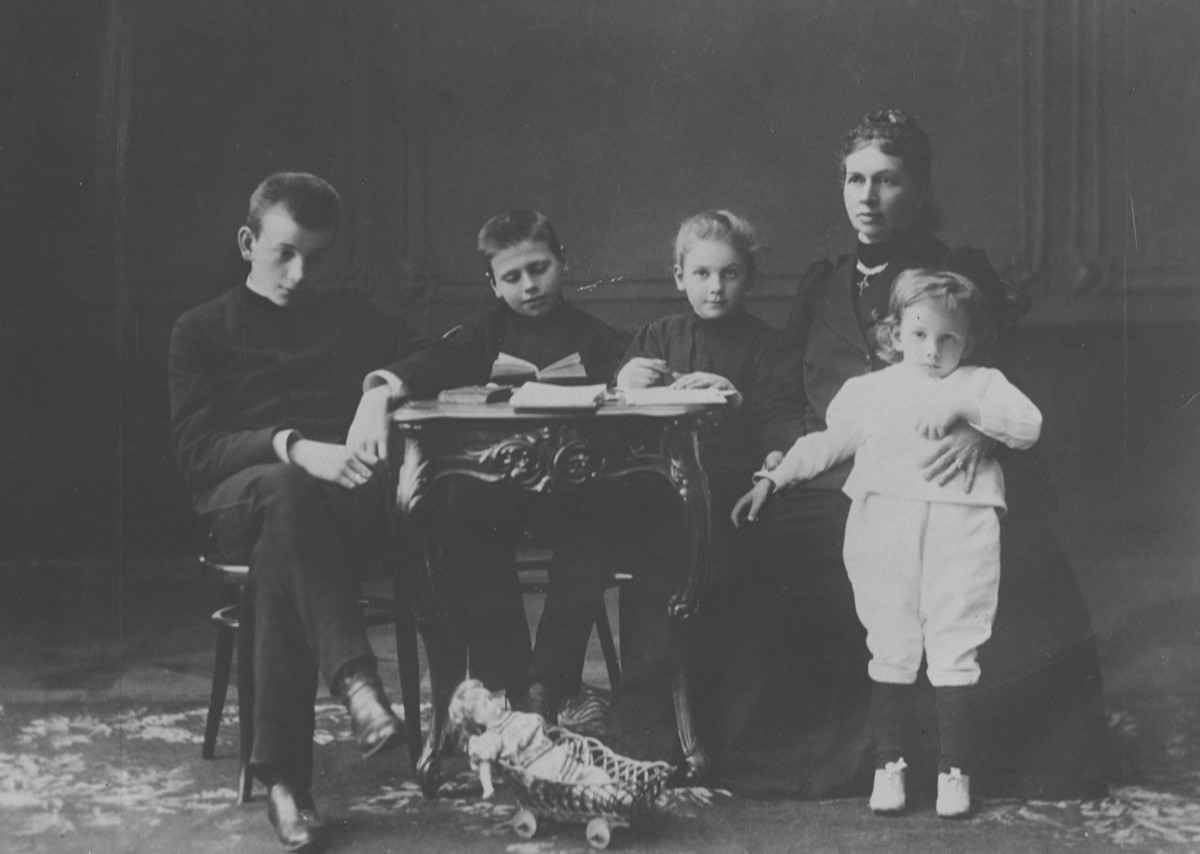 Count Lev Nikolayevich Tolstoy (1828-1910), also known as Leo Tolstoy, Russian novelist, short story writer, philosopher and playwright. Photo Shows: S.A. Tolstaya (Leo s wife) with their chilren. 188 ...