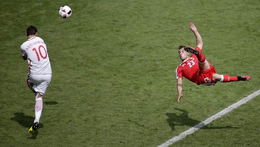 ARCHIV - ZUR SCHWEIZER EM-HISTORIE 1996, 2004, 2008 UND 2016 STELLEN WIR IHNEN FOLGENDES BILDMATERIAL ZUR VERFUEGUNG - epa05389768 Xherdan Shaqiri of Switzerland scores the 1-1 during the UEFA EURO 20 ...