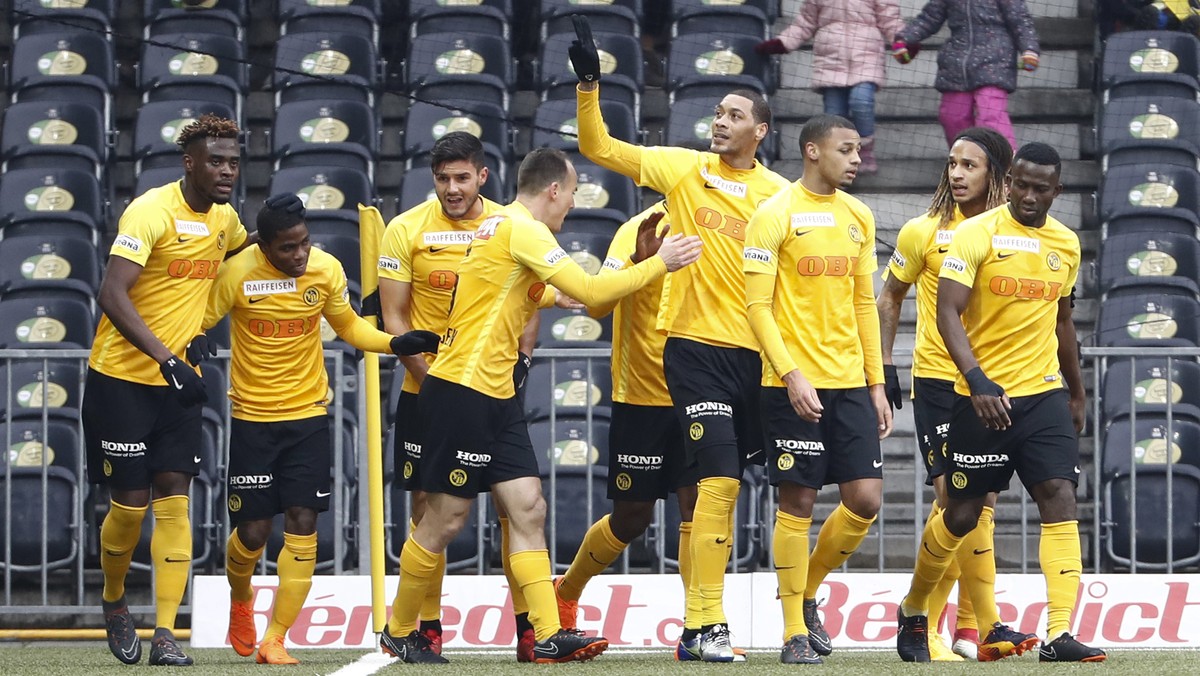 YBs Guillaume Hoarau, Mitte, jubelt nach seinem Tor zum 1-0 mit seinen Teamkollegen, im Super League Spiel zwischen dem BSC Young Boys Bern und dem FC Thun, am Sonntag, 18. Februar 2018 im Stade de Su ...