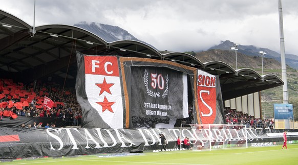 Les supporters sedunois effectuent un tifo pour feter les 50 ans du stade de Tourbillon lors de la rencontre de football de Super League entre le FC Sion et BSC Young Boys ce samedi 1 septembre 2018 a ...