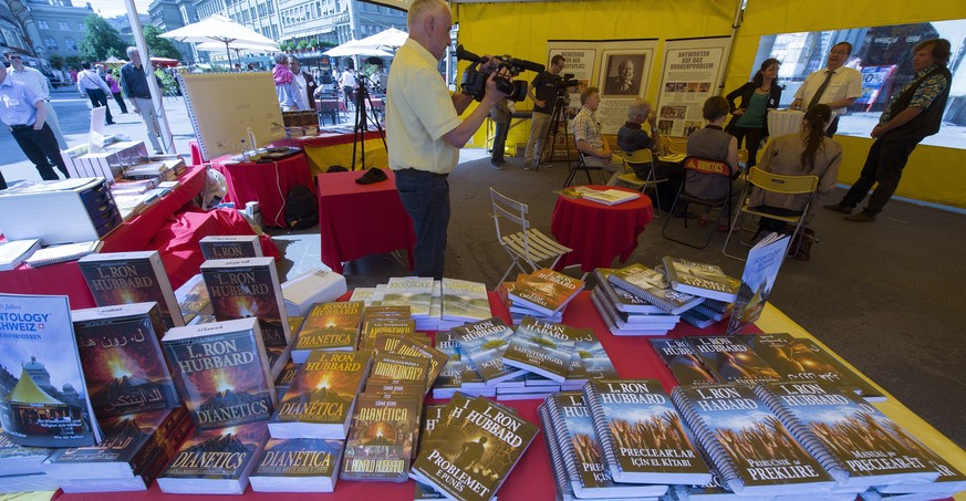 Aktivistinnen und Aktivisten der Scientologen propagieren in Zelten mit Buechern und Spruechen ihre &quot;Religion&quot; zum 40-jaehrigen Bestehen der Scientology- Bewegung Schweiz am Freitag, 6. Juni ...