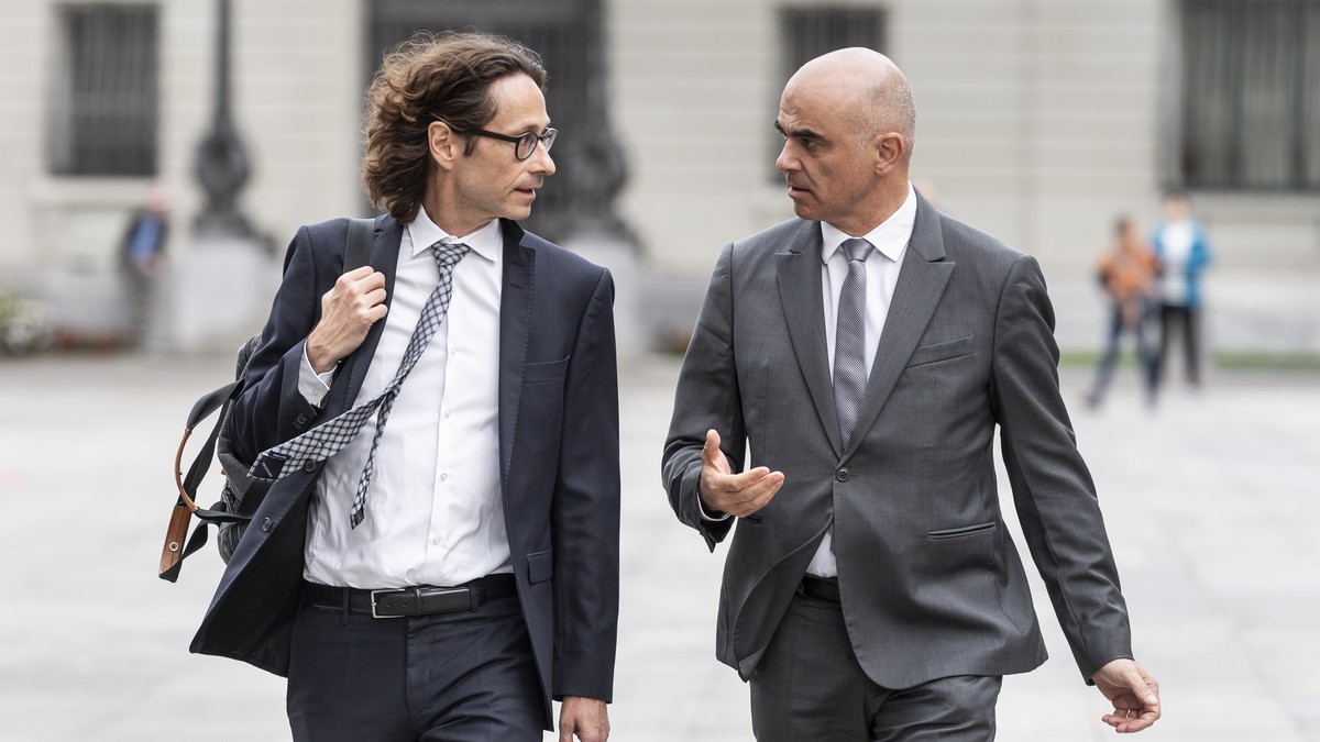 Bundesrat Alain Berset, rechts, schreitet mit seinem Kommunikationschef Peter Lauener zur Medienkonferenz, an welcher er im Anschluss an die Sitzung des Bundesrates die Eroerterungen der Regierung zur ...