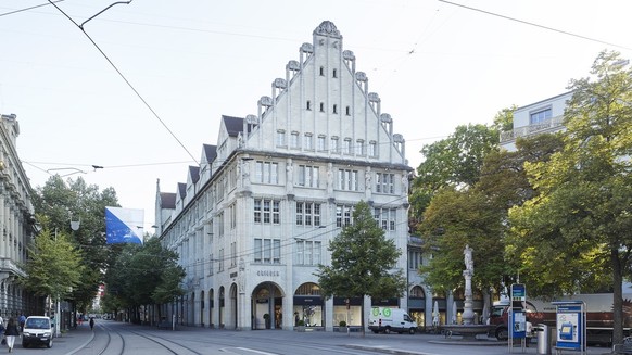 Das im Renaissance-Stil erbaute Gebaeude bekannt unter dem Namen &quot;Peterhof&quot; mit markanten Treppengiebeln an der Bahnhofstrasse 30 in Zuerich, fotografiert am 9. Juli 2018. Im Gebaeude befind ...