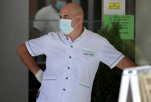 epa08583434 A chef wearing a face mask stands outside of a Turkish style fast-food restaurant in the Old Town district of Bucharest, Romania, 04 August 2020. Bucharest&#039;s Municipal Committee for E ...