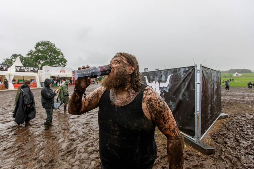 Wacken 2023 vor�bergehender Anreisestop wegen der Wetterlage. Obwohl es am Montag wegen der Starkregen einen vor�bergehenden Anreisestop auf dem Wacken Open Air gibt, freuten sich die Fans, die es bis ...