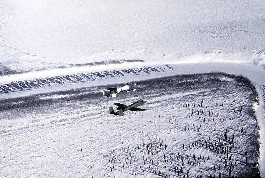 A-10A in Alaska: Wenn Flugzeugtarnung richtig gut funktioniert. 
https://www.reddit.com/r/WarplanePorn/comments/18cz9j2/how_much_does_camouflage_help_conceal_aircraft/