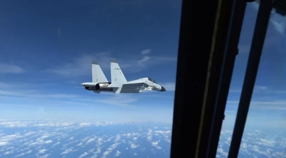 Ein chinesischer J-11 Kampfjet fliegt extrem nahe an einem US-Aufklärungsflugzeug. (Quelle: U.S. INDO-PACIFIC COMMAND)