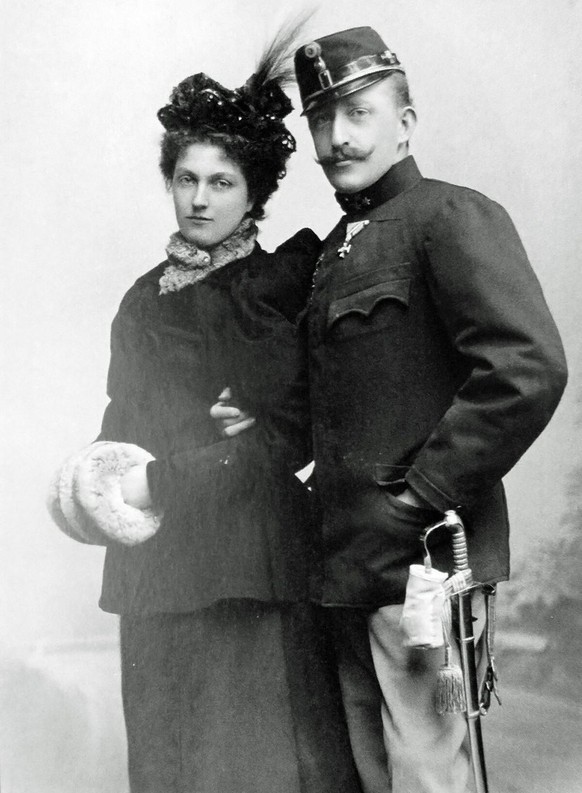 Luise und Leopold, das Geschwisterpaar mit einem Faible für Fettnäpfchen. Das Bild entstand um 1900.
https://commons.wikimedia.org/wiki/File:Luise_and_her_brother_Leopold_Ferdinand.jpg