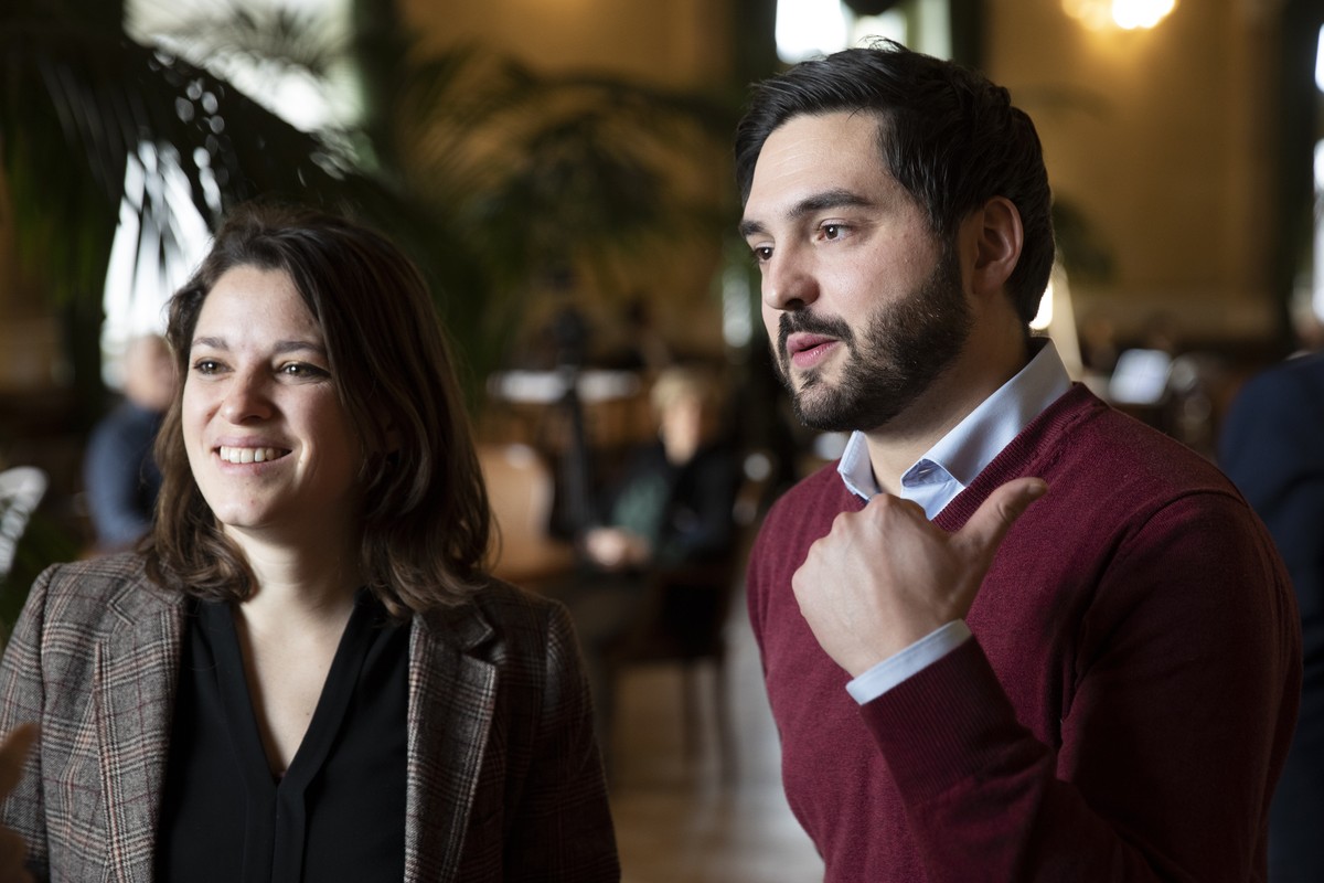 Mattea Meyer, SP-ZH, links, und Cedric Wermuth, SP-AG, waehrend einem Interview in der Wandelhalle, waehrend der Wintersession der Eidgenoessischen Raete, am Donnerstag, 19. Dezember 2019, im Bundesha ...