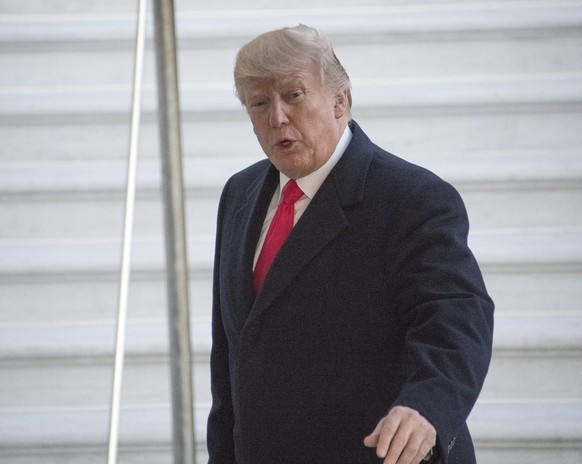 epa06451710 US President Donald J. Trump waves to the press as he returns to the White House in Washington, DC, USA, 18 January 2018. The president was returning from a trip to Pittsburgh, Pennsylvani ...