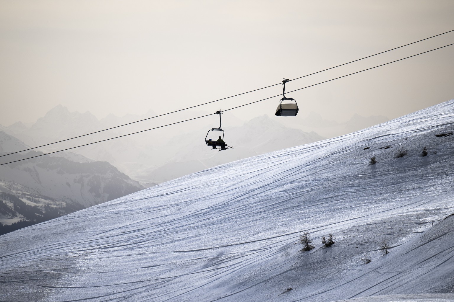 Skifahrer geniessen den letzten Tag der Saison auf der Piste am Pizol, waehrend Saharastaub die Luft eintruebt, am Sonntag, 7. April 2024, in Bad Ragaz. (KEYSTONE/Gian Ehrenzeller)