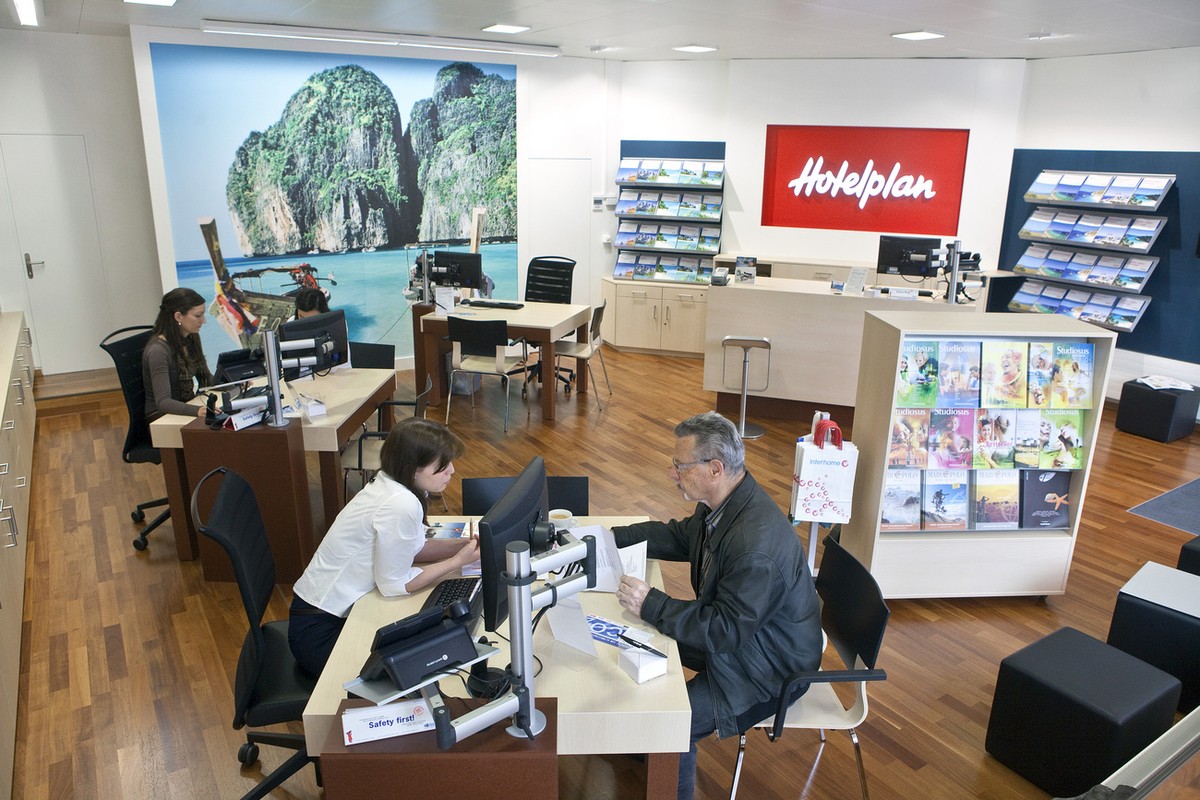 "Hotelplan" travel agent Talisa Arpino hands over a customer's travel documents, pictured on May 10, 2010 at the "Hotelplan" travel agency in Zurich Oerlikon, Switzerland. (KE ...