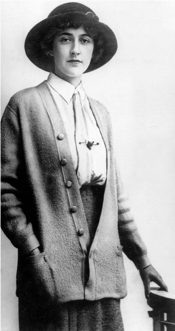 Agatha Christie, c.1920 b/w photo 1706525 Agatha Christie, c.1920 b/w photo by Unknown photographer, 20th century add.info.: English novelist Agatha Christie 1891-1976. Copyright: xBridgemanxImagesx 1 ...