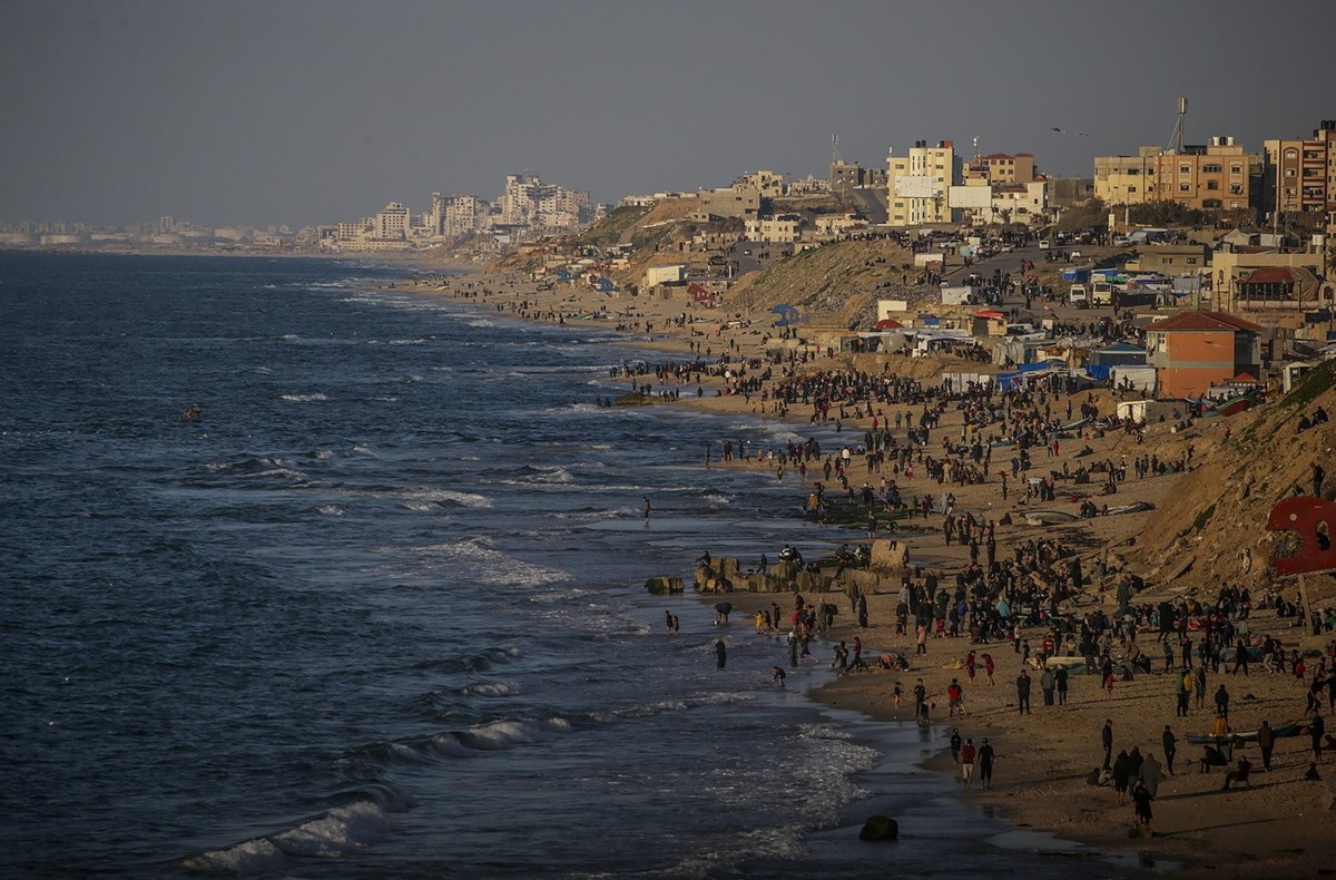 epa11170290 Palestinians crowd the beach of Deir Al Balah, southern Gaza Strip, 21 February 2024. More than 29,000 Palestinians and at least 1,300 Israelis have been killed, according to the Palestini ...