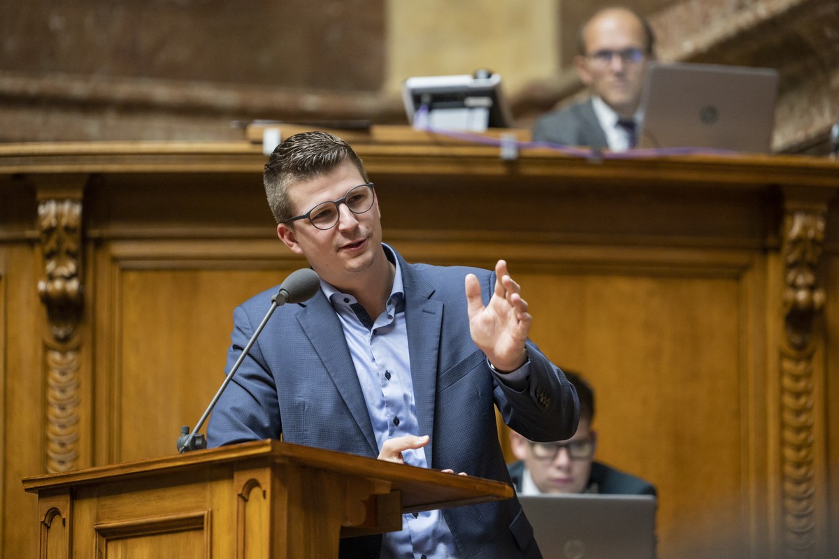 Mike Egger, SVP-SG, stellt eine Frage, an der Wintersession der Eidgenoessischen Raete, am Donnerstag, 1. Dezember 2022 im Nationalrat in Bern. (KEYSTONE/Alessandro della Valle)
